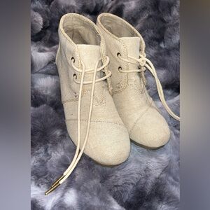 Toms desert wedge silver beige canvas ankle boots with lace-up#desertwedge #TOMS